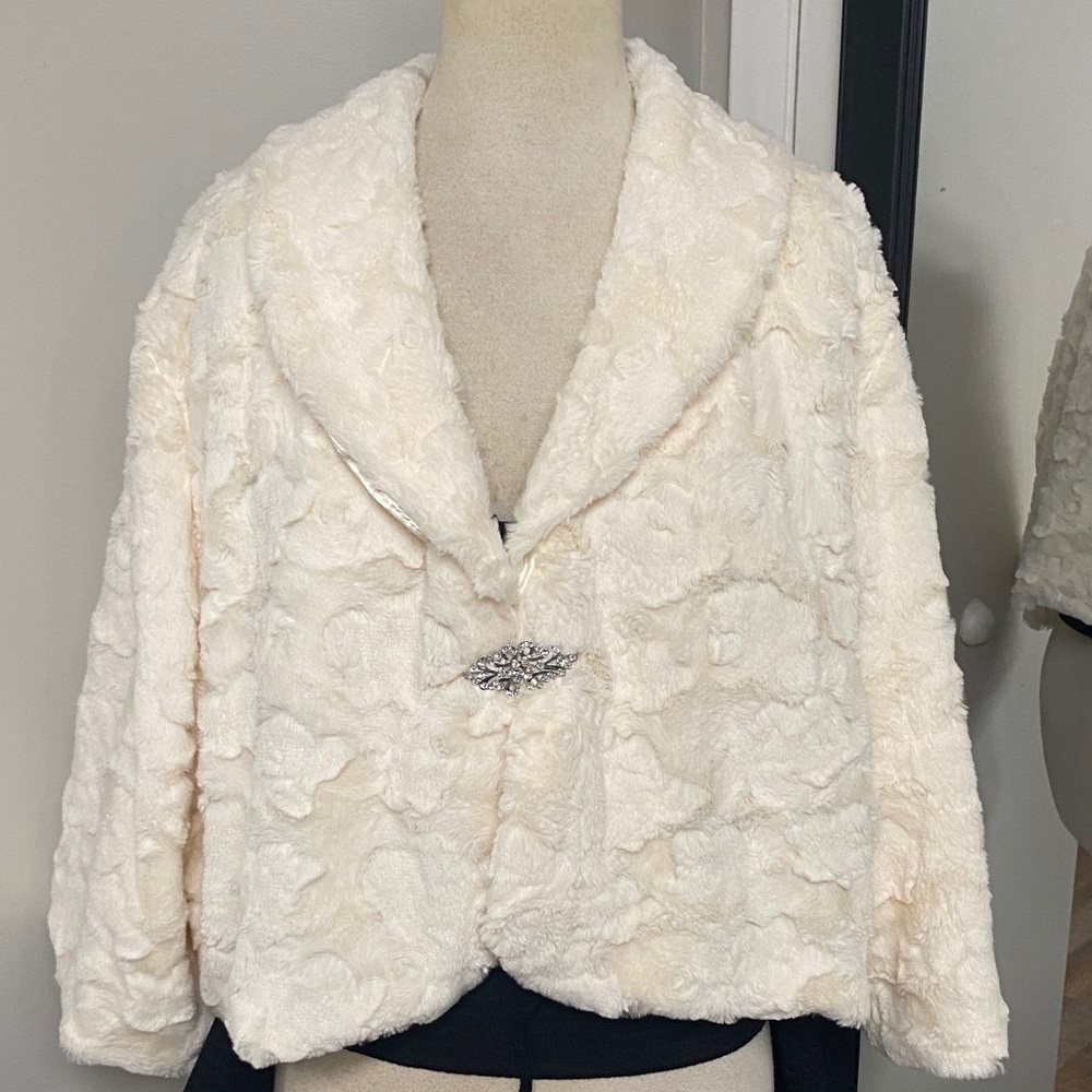 Park&main cream opera shawl/cape